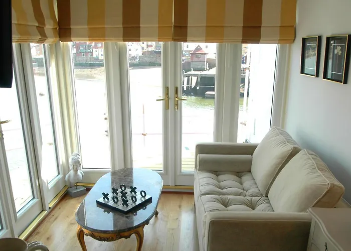 The Marine & Restaurant 惠特比