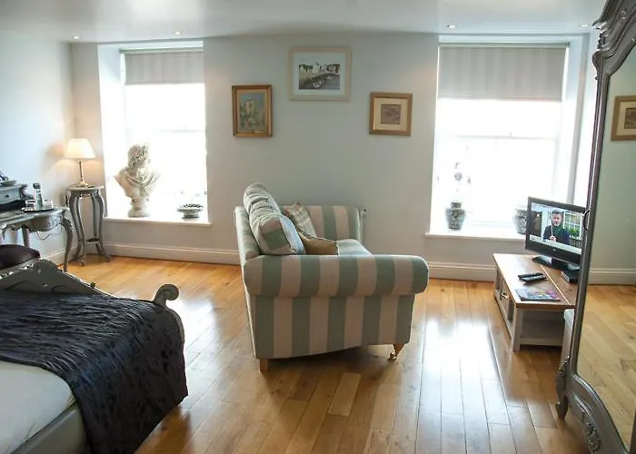 The Marine & Restaurant 惠特比